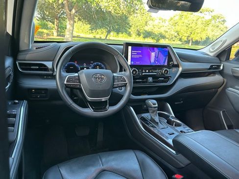 Used 2025 Toyota Highlander Limited AWD/4WD image 13