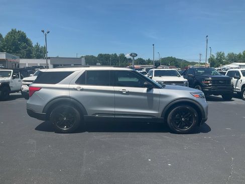 Used 2021 Ford Explorer XLT RWD image 4