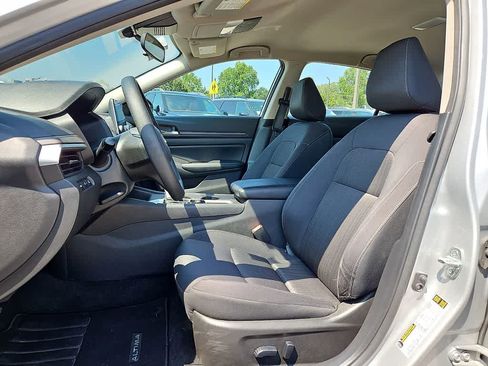 Used 2025 Nissan Altima 2.5 SV FWD image 12