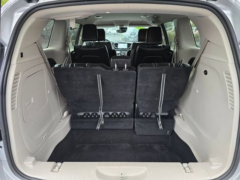 Used 2023 Chrysler Pacifica Touring-L FWD image 8