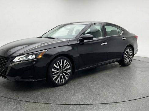 Used 2025 Nissan Altima 2.5 SV FWD image 3