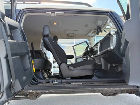 Used 2013 Toyota FJ Cruiser Base 4x4 4dr SUV 5A image 18