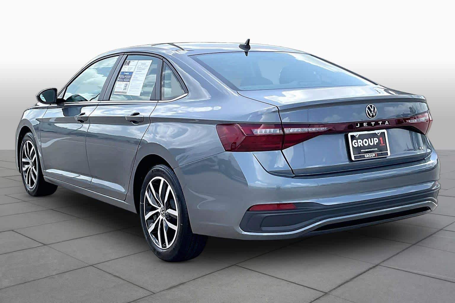 Used 2025 Volkswagen Jetta SE FWD image 12