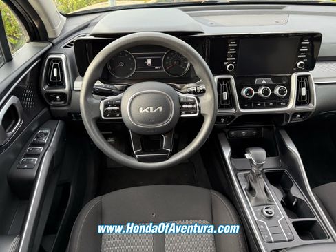 Used 2022 Kia Sorento LX AWD/4WD image 25