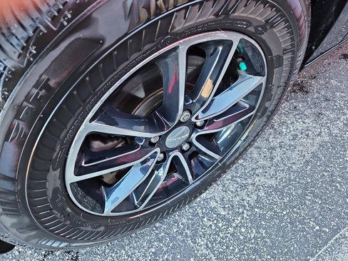 Used 2017 Dodge Grand Caravan SE image 4