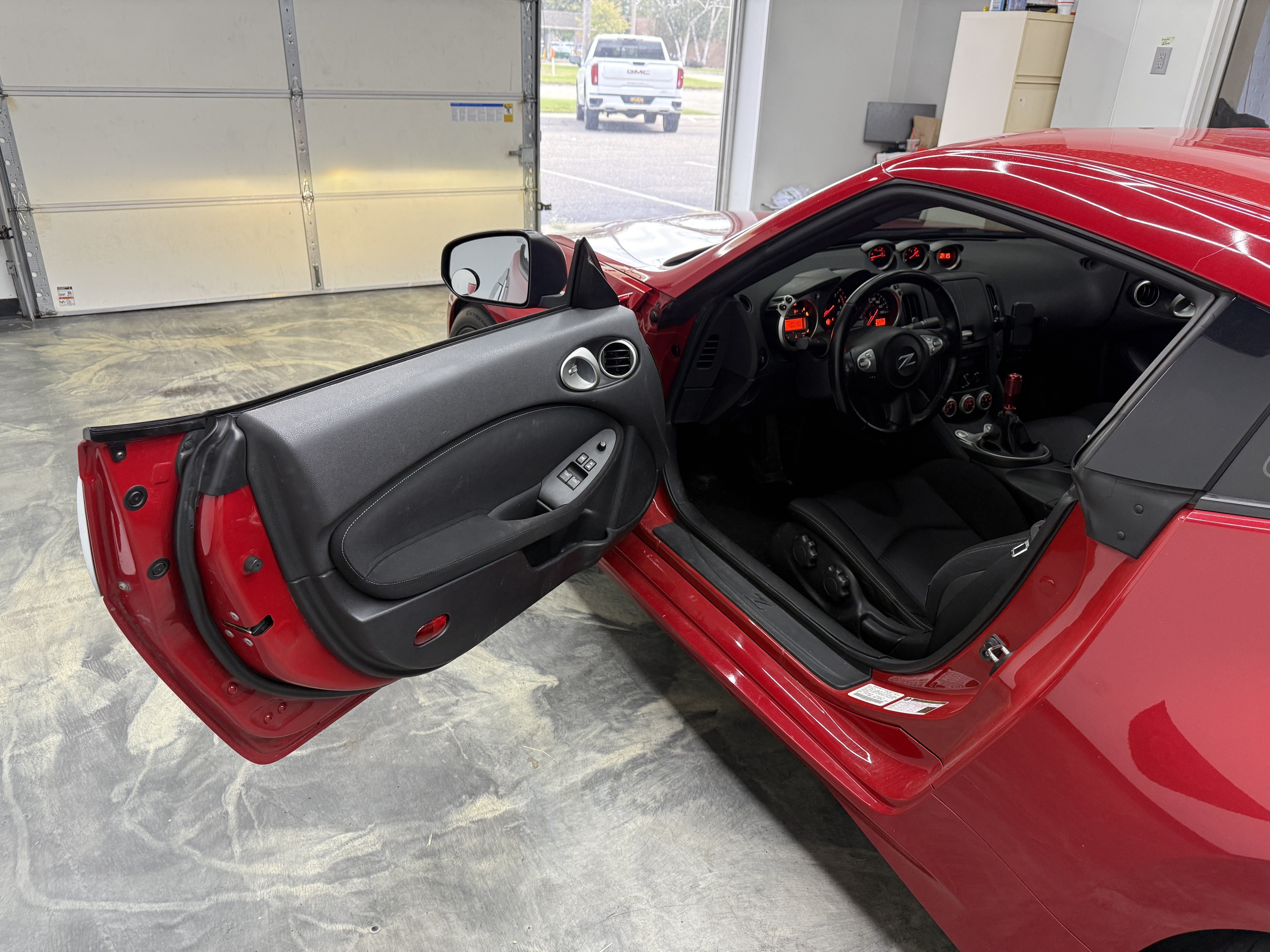 Used 2011 Nissan 370Z Coupe w/ Sport Pkg RWD image 11