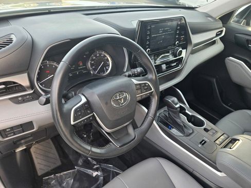 Used 2022 Toyota Highlander XLE image 12