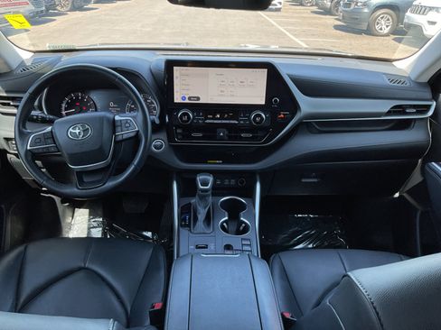 Used 2024 Toyota Highlander XLE FWD image 15