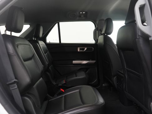 Used 2024 Ford Explorer XLT image 12