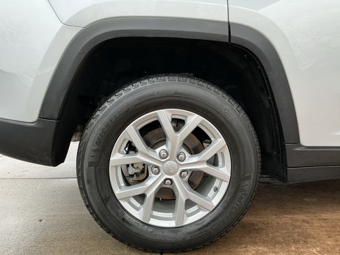 Used 2023 Jeep Grand Cherokee Limited image 29