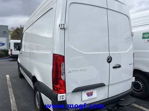 Used 2025 Mercedes-Benz Sprinter 2500 image 2