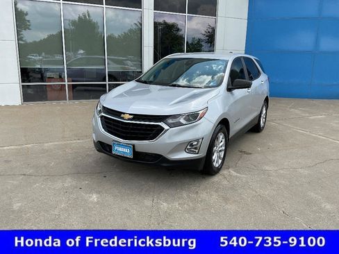 Used 2021 Chevrolet Equinox LS w/ LS Convenience Package FWD image 2