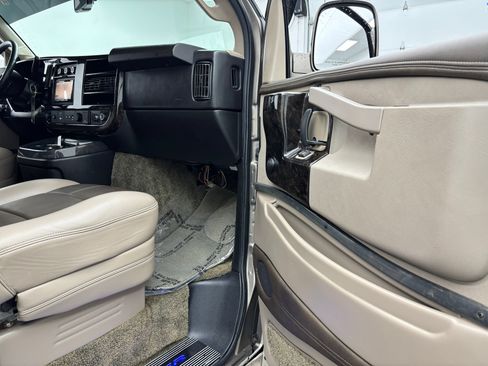 Used 2017 Chevrolet Express 2500 Extended RWD image 12