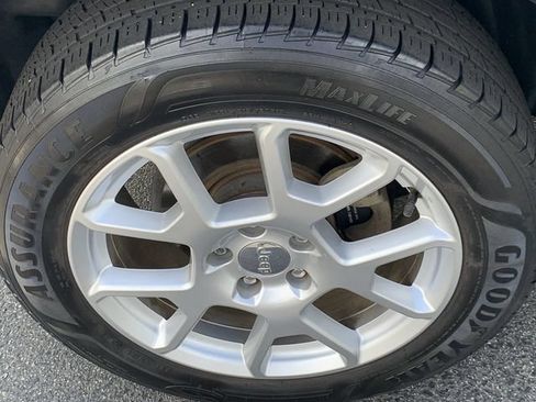 Used 2019 Jeep Renegade Latitude FWD image 32