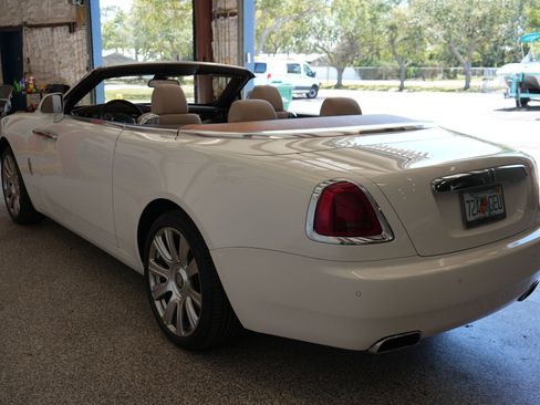 Used 2017 Rolls-Royce Dawn image 22