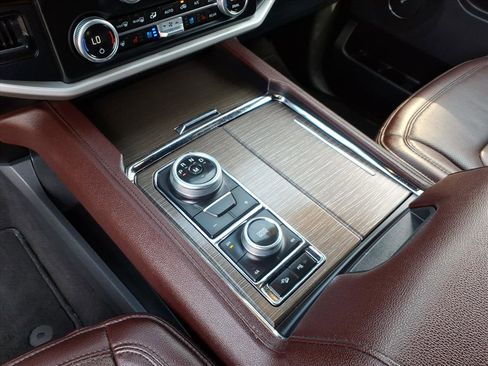 Used 2024 Ford Expedition Limited image 21