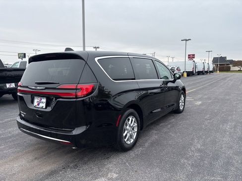 New 2026 Chrysler Pacifica Select image 5