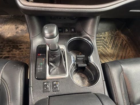 Used 2019 Toyota Highlander XLE w/ Carpet Mat Package (TMS) AWD/4WD image 28