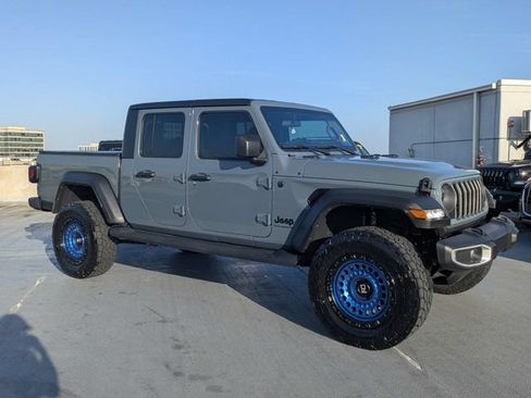 Used 2025 Jeep Gladiator Sport AWD/4WD image 1