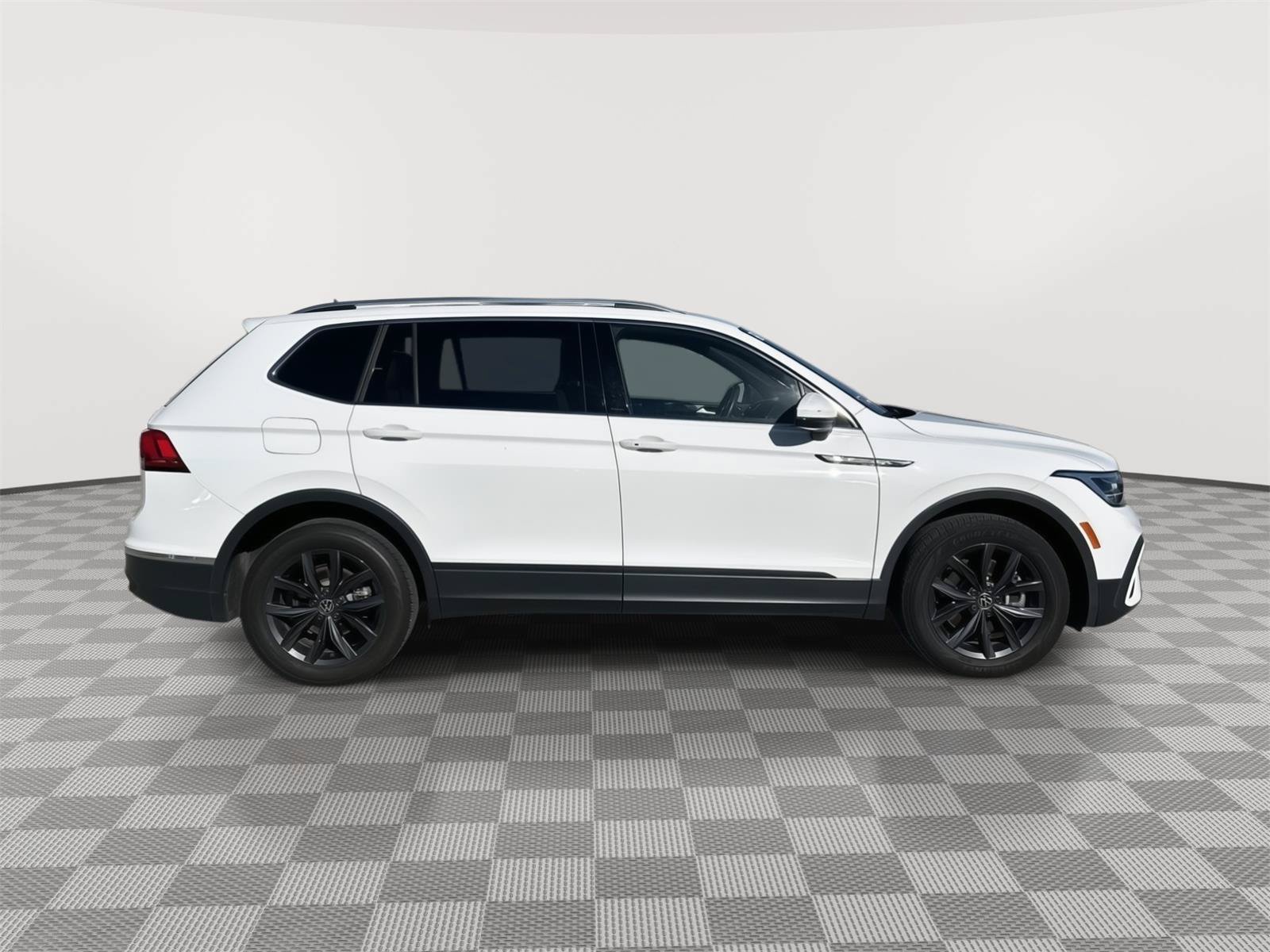 Certified 2024 Volkswagen Tiguan SE w/ Panoramic Sunroof Package AWD/4WD image 14