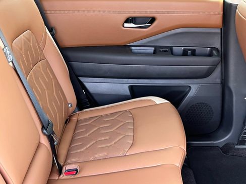 New 2026 Nissan Pathfinder Platinum w/ Accent Package FWD image 11