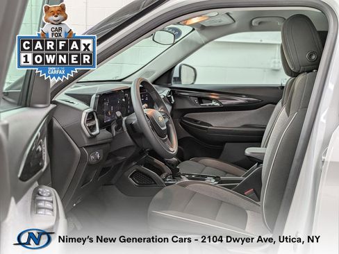 Used 2025 Chevrolet TrailBlazer LT AWD/4WD image 3