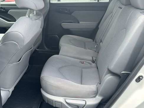Used 2021 Toyota Highlander LE AWD/4WD image 7