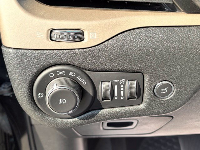 Used 2016 Jeep Cherokee Latitude w/ Comfort/Convenience Group AWD/4WD image 27