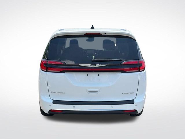 Used 2023 Chrysler Pacifica Touring-L FWD image 3