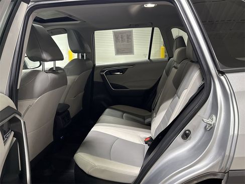 Used 2022 Toyota RAV4 XLE Premium image 23