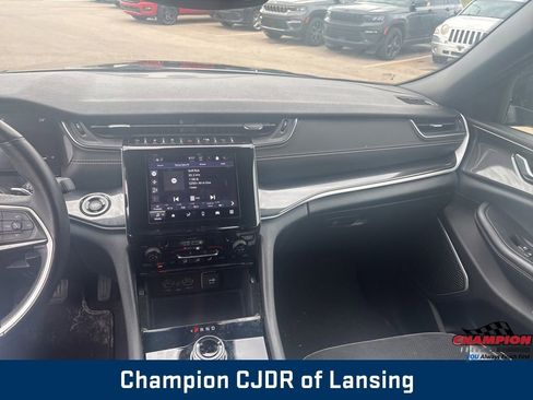 Used 2022 Jeep Grand Cherokee Altitude AWD/4WD image 21