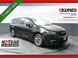 Used 2024 Chrysler Pacifica Select video 1