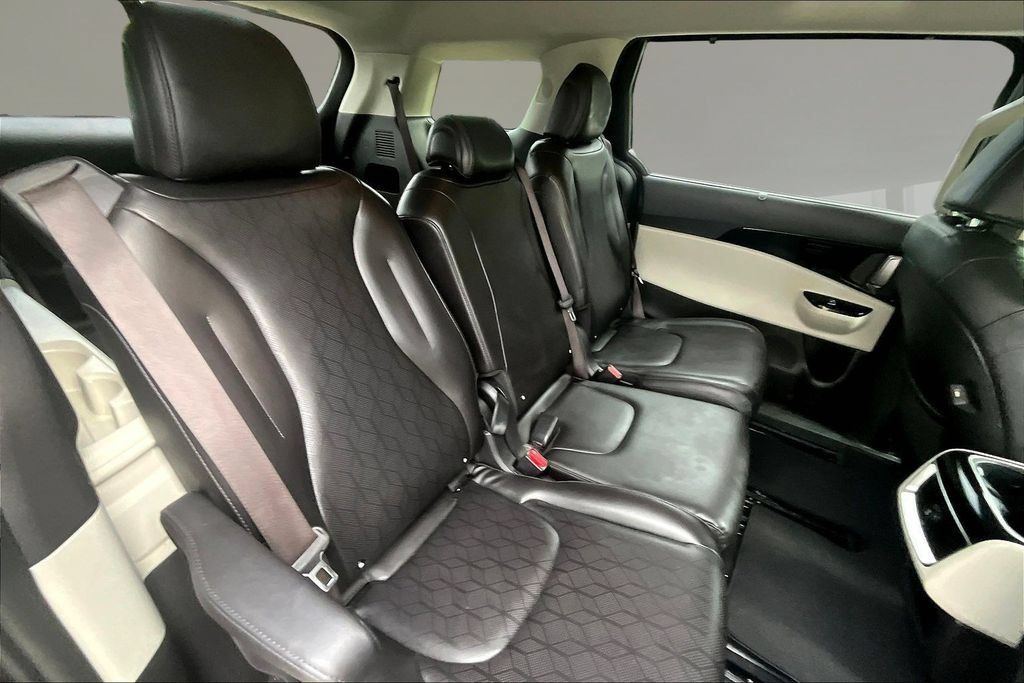 Used 2022 Kia Carnival EX FWD image 23