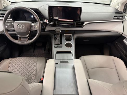 Used 2025 Toyota Sienna XLE w/ XLE Plus Package AWD/4WD image 13