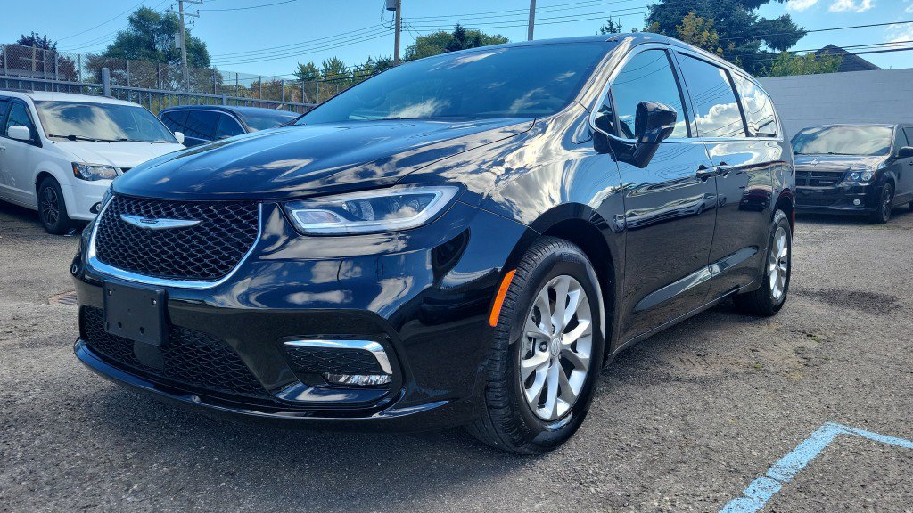 Used 2026 Chrysler Pacifica Limited FWD image 4