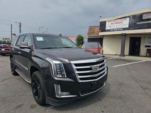 Used 2017 Cadillac Escalade Luxury image 1