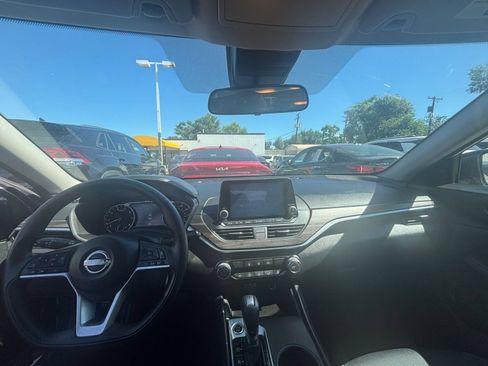 Used 2025 Nissan Altima 2.5 SV FWD image 30