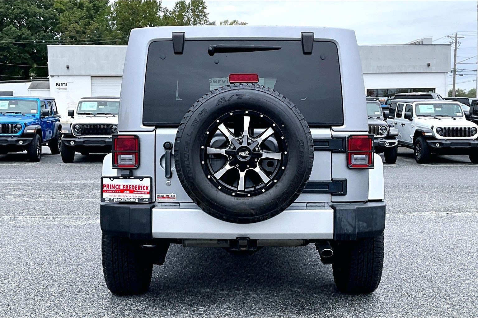 Used 2015 Jeep Wrangler Unlimited Sahara w/ Max Tow Package AWD/4WD image 4