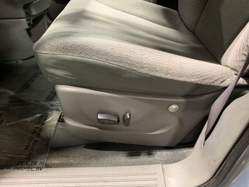 Used 2005 Chrysler Town & Country Touring image 9