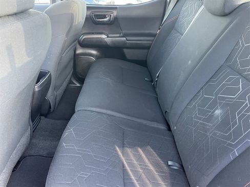 Used 2017 Toyota Tacoma TRD Off-Road image 12