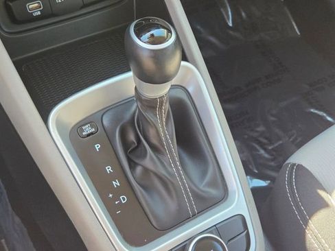 Used 2025 Hyundai Venue SEL image 33