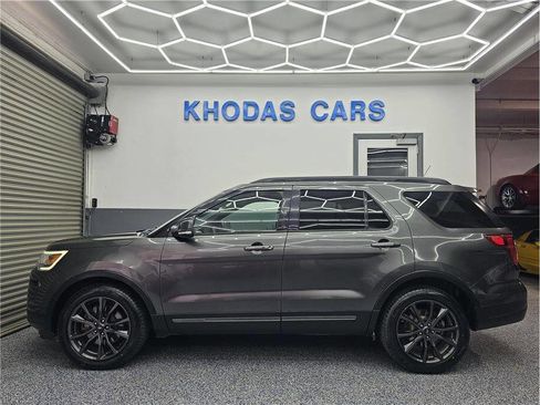 Used 2018 Ford Explorer XLT w/ Equipment Group 202A FWD image 1