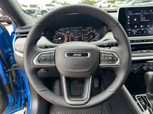 Used 2025 Jeep Compass Latitude w/ Convenience Group AWD/4WD image 20