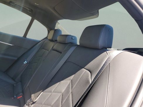 Used 2025 BMW i5 eDrive40i w/ Premium Package image 8