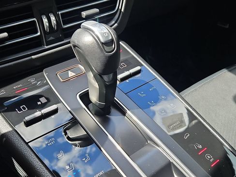 Certified 2024 Porsche Macan AWD/4WD image 32