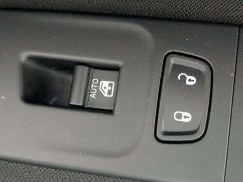 Used 2018 Jeep Renegade Latitude w/ UConnect 8.4 Nav Group image 33