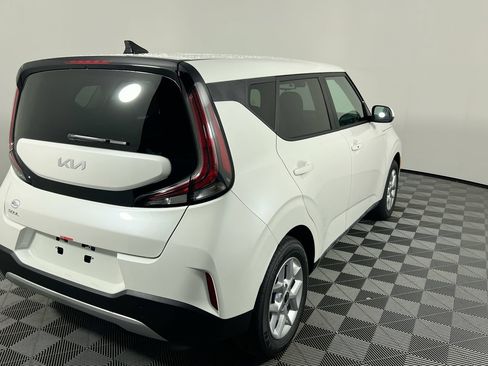 Used 2023 Kia Soul LX w/ Option Group 015 FWD image 3