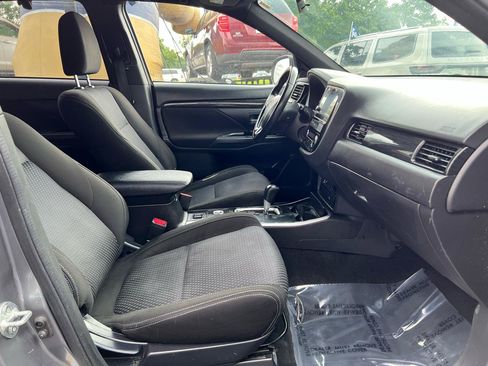 Used 2018 Mitsubishi Outlander SEL AWD/4WD image 16