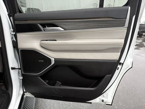 Used 2024 Jeep Wagoneer Series II w/ Flexible Seating Group image 18