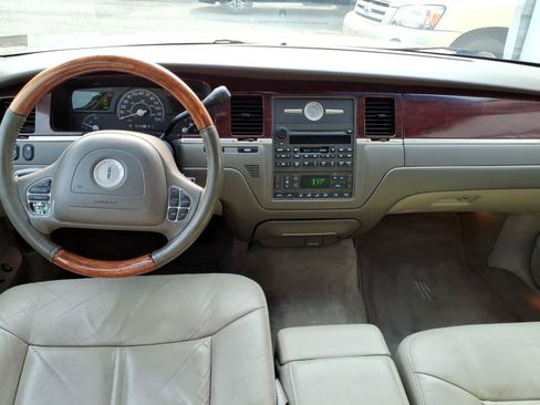 Used 2004 Lincoln Town Car Ultimate RWD image 7